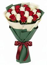 Букет Микс из красных и белых роз в Городище Волгоградской области