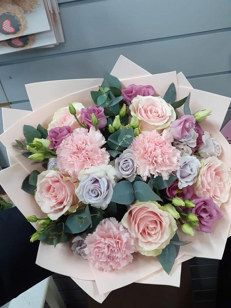 Букет цветов из: Розы, Гвоздики и Лизиантусы в Городище Волгоградской области